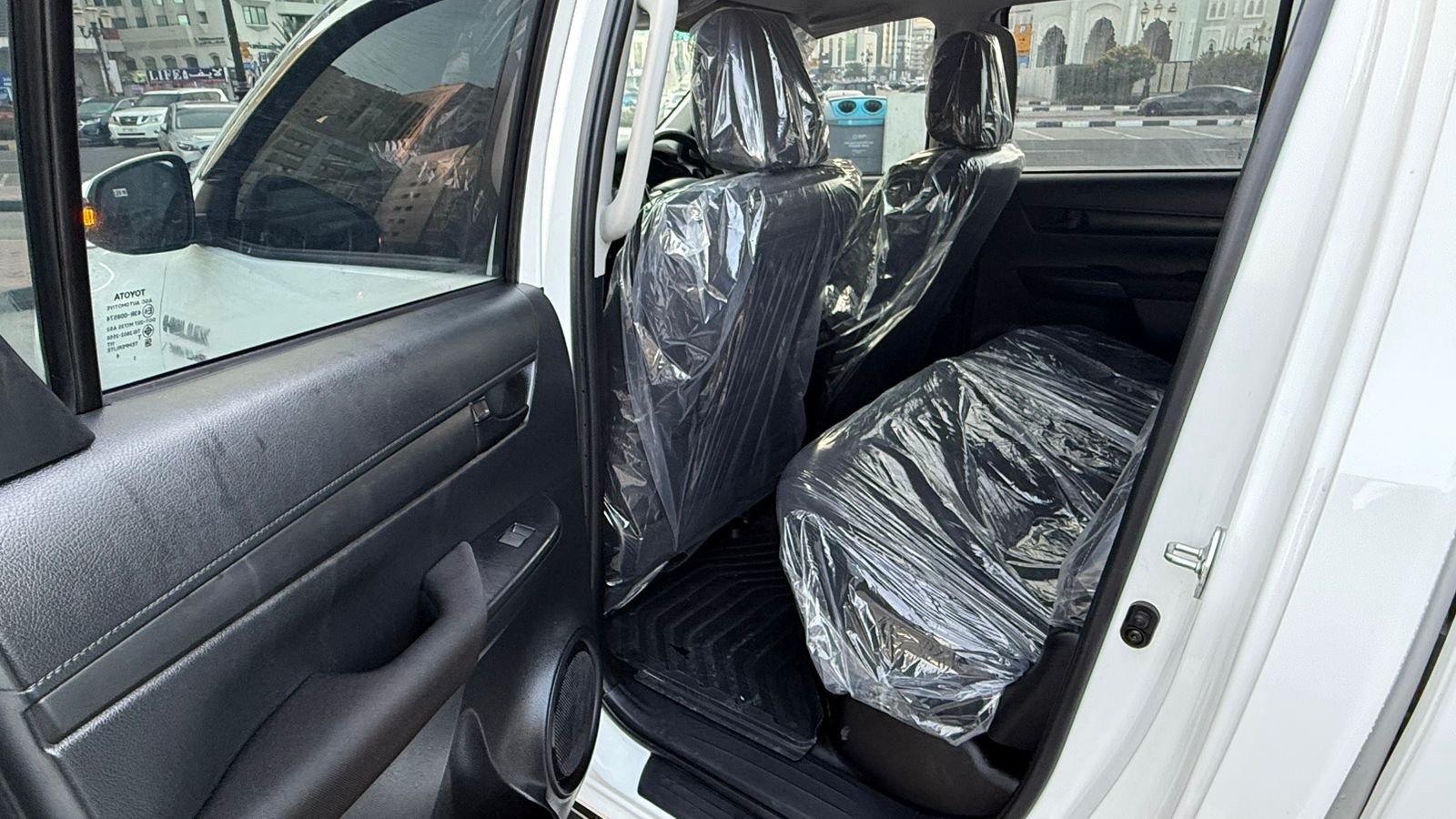 Toyota Hilux SR5 2024 White image